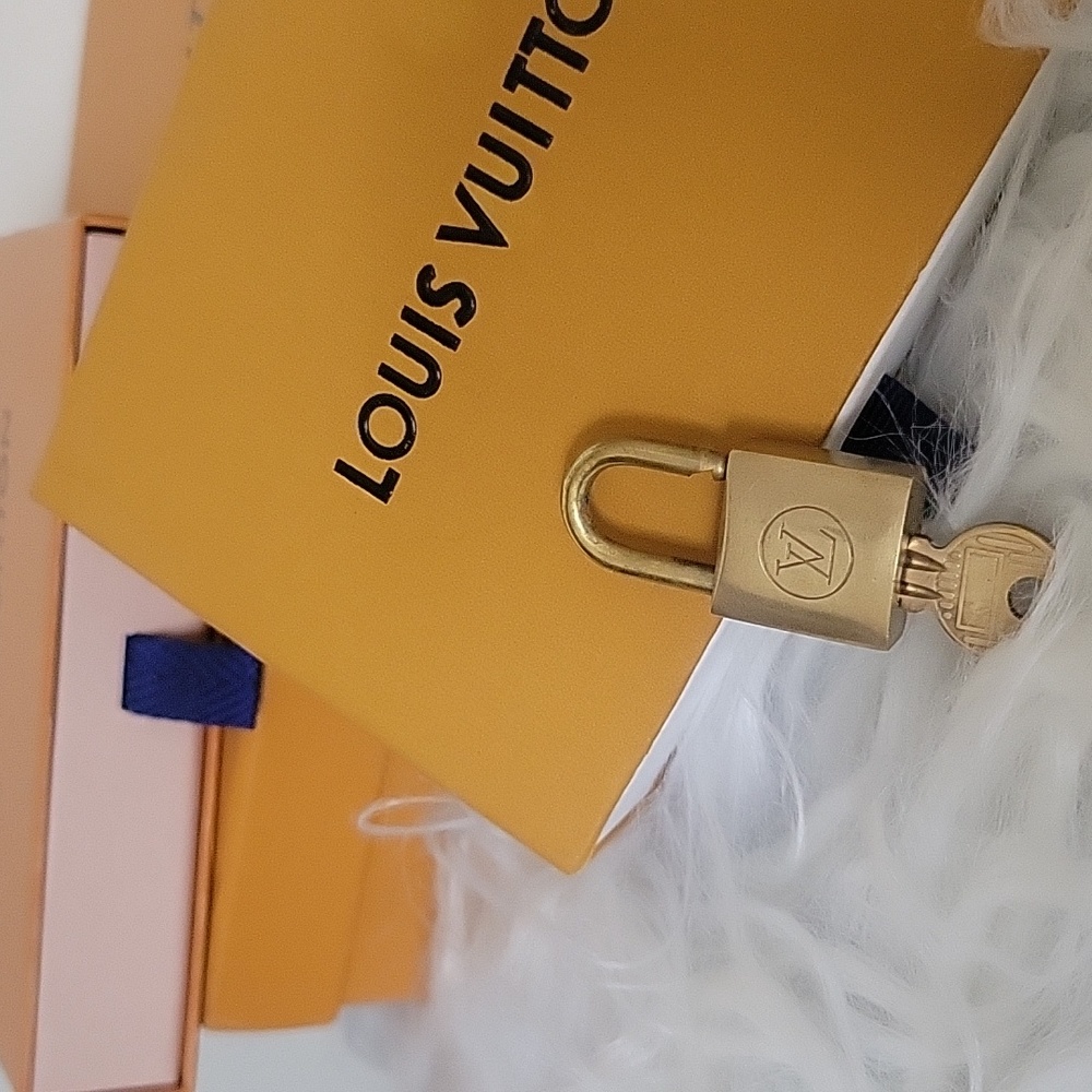 Authentic #213 Lv Lock And Key With Unbranded Nec… - image 3